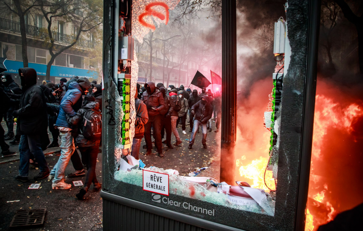 Во Франции началась масштабная акция протеста против пенсионной реформы - ФОТО