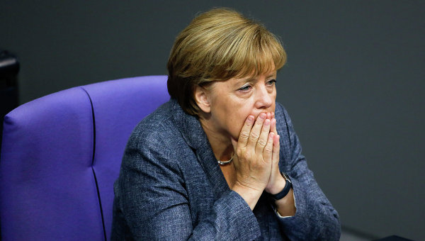 Меркель испытывает стыд за преступления фашистов
