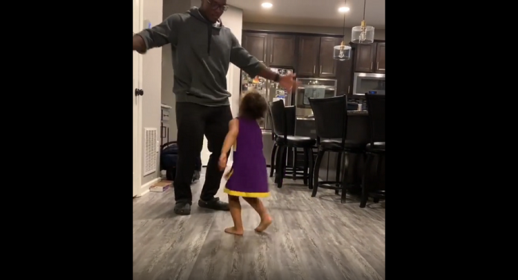 Веселый танец отца с дочерью пошел не по плану, посмотрите на реакцию отца - ВИДЕО
