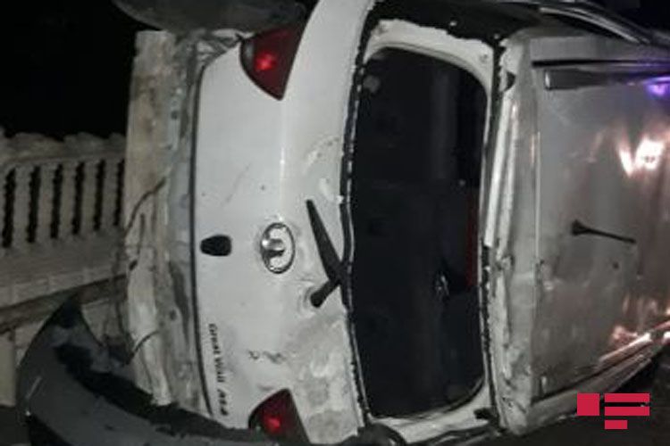 В Евлахе перевернулся автомобиль, водитель госпитализирован