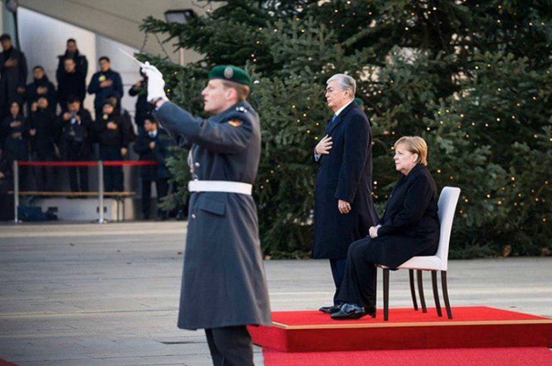 Меркель слушала сидя гимн Казахстана на встрече с Токаевым - ВИДЕО