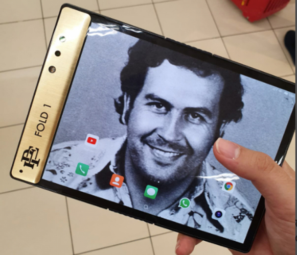 Брат Пабло Эскобара выпустил сгибающийся смартфон - ФОТО