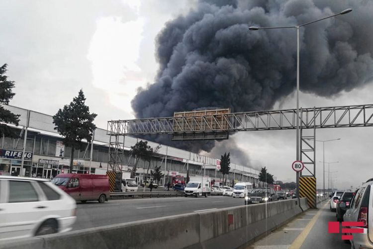 В результате пожара в ТЦ в Баку отравились два человека, 6 пострадавших - ОБНОВЛЕНО