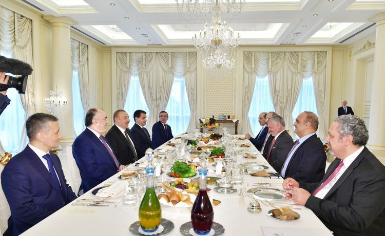 Ильхам Алиев провел рабочий обед с королем Иордании