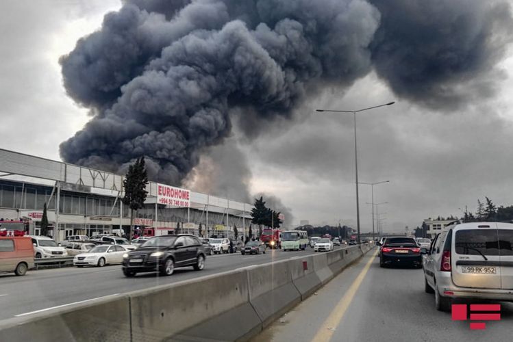 В результате пожара в ТЦ в Баку получили отравление 4 человека