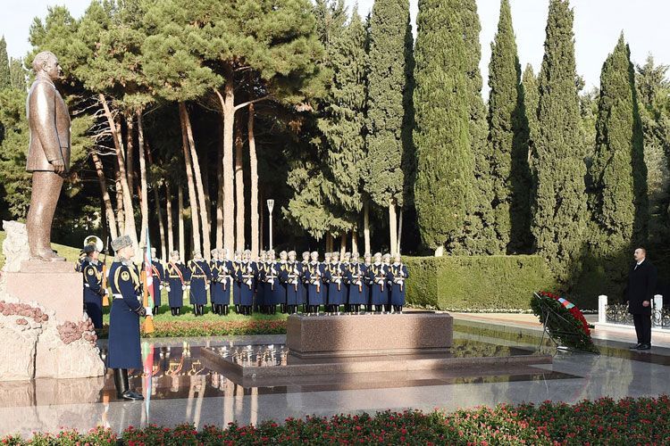 Президент Ильхам Алиев посетил могилу Гейдара Алиева - ОБНОВЛЕНО