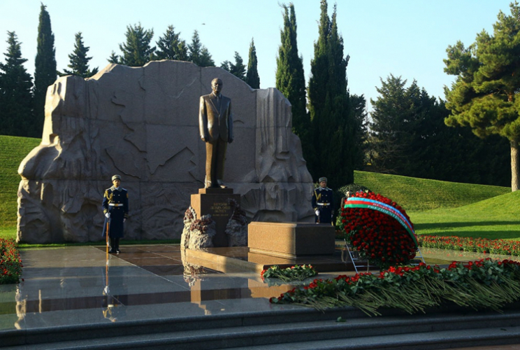 Руководящий состав Минобороны Азербайджана почтил память Гейдара Алиева - ФОТО