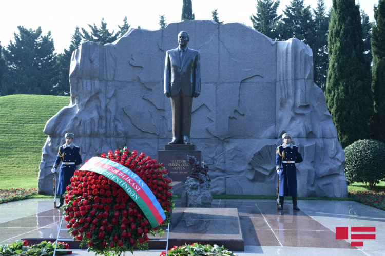 С уважением почитается память общенационального лидера Гейдара Алиева
 - ФОТОСЕССИЯ