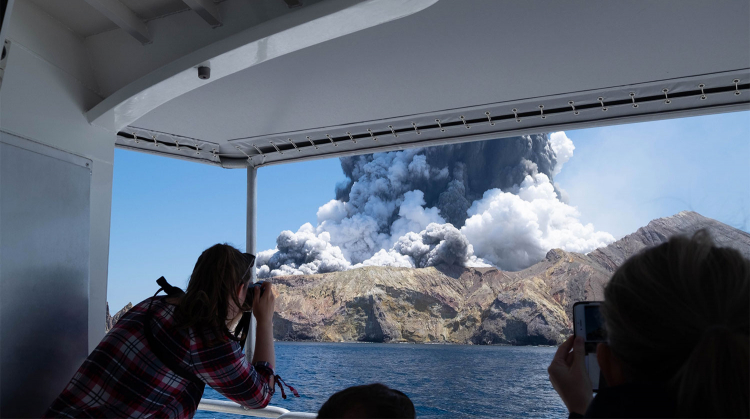В результате извержения вулкана в Новой Зеландии погибли 15 человек
