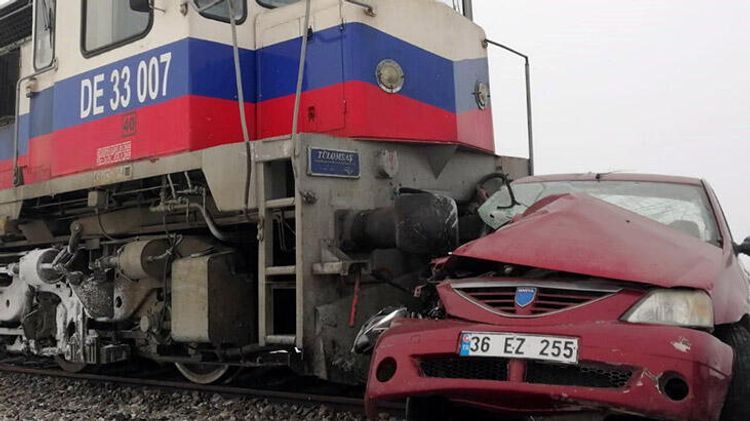 В Турции грузовой поезд столкнулся с автомобилем: трое погибших

