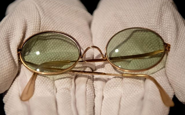Круглые очки Джона Леннона ушли с молотка почти за 200 тысяч долларов