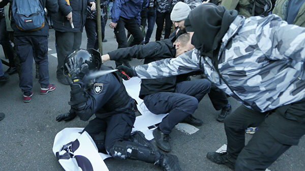 В Киеве 17 полицейских пострадали во время акций у здания Рады
