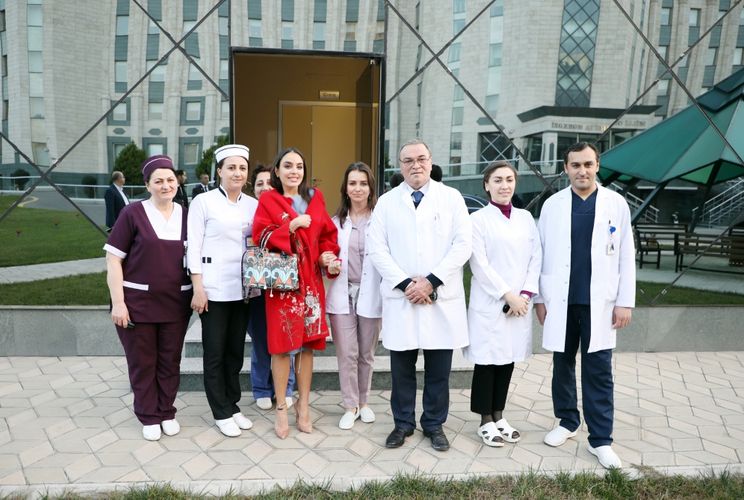 Лейла Алиева навестила детей, получающих лечение в Национальном центре онкологии - ФОТО