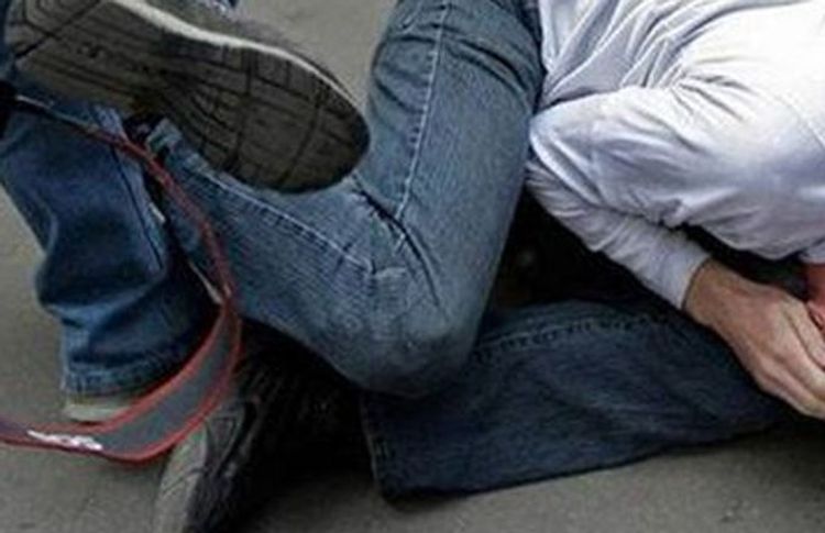 В Баку четверо незнакомцев жестоко избили 40-летнего мужчину 