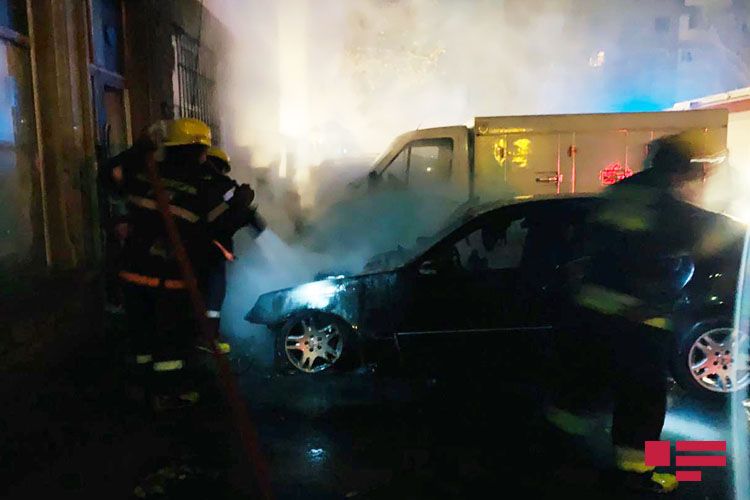 В Баку во дворе дома сгорел автомобиль - ФОТО - ВИДЕО