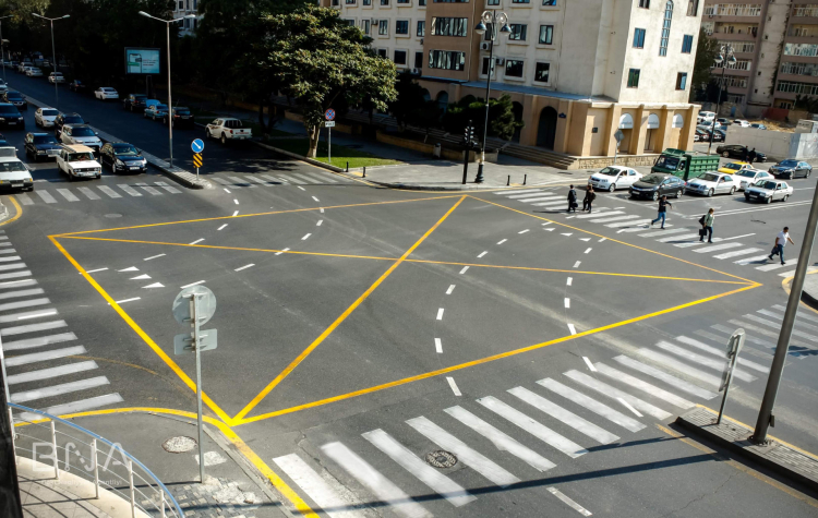 На 15 перекрестках Баку нанесена "желтая сетка"