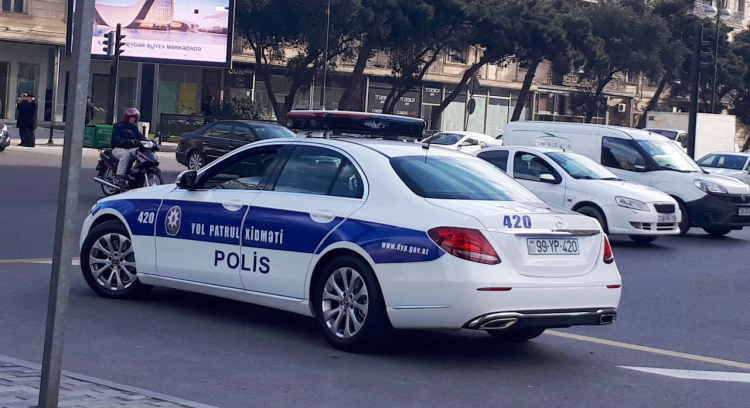 Дорожная полиция Баку обратилась к водителям в связи с туманной погодой
