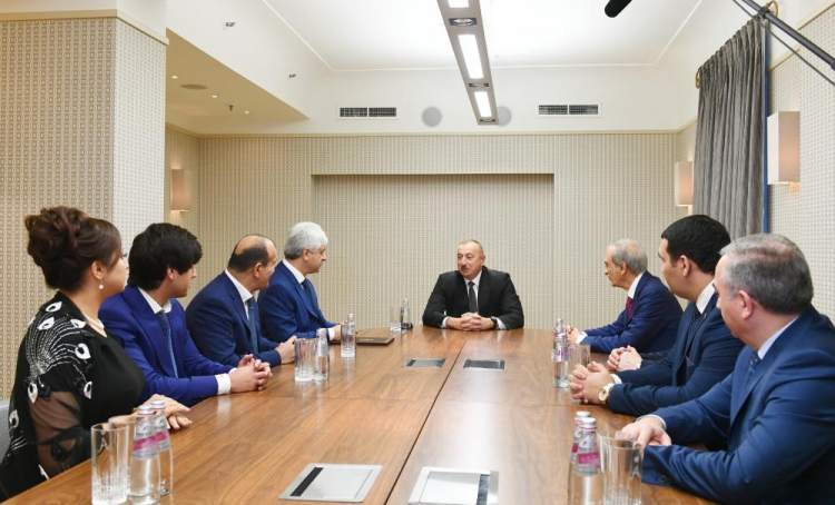 Ильхам Алиев встретился в Санкт-Петербурге с руководителями диаспоры Азербайджана - ФОТО