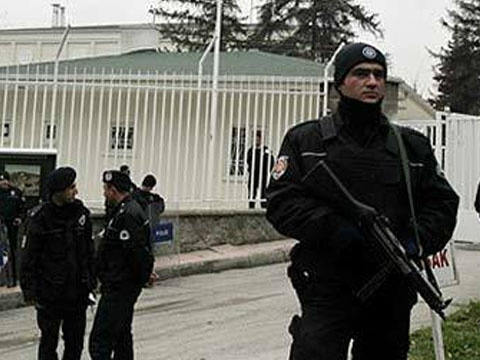 Полиция Турции проводит рейды на востоке страны