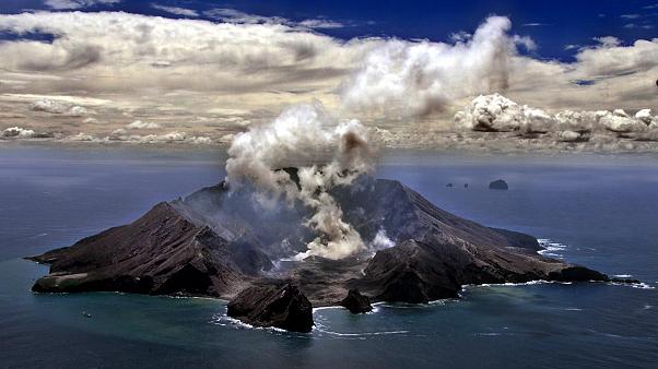 Число жертв извержения вулкана в Новой Зеландии возросло до 17