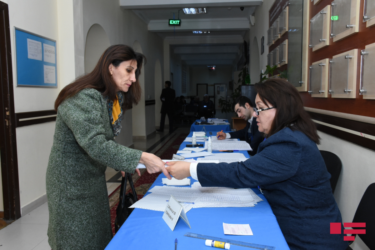 Граждане Азербайджана голосуют на муниципальных выборах - ФОТОСЕССИЯ