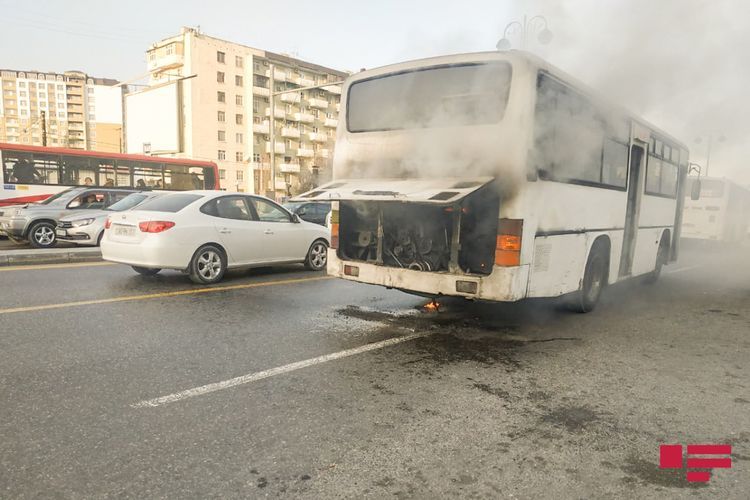 В Баку загорелся автобус  – ФОТО