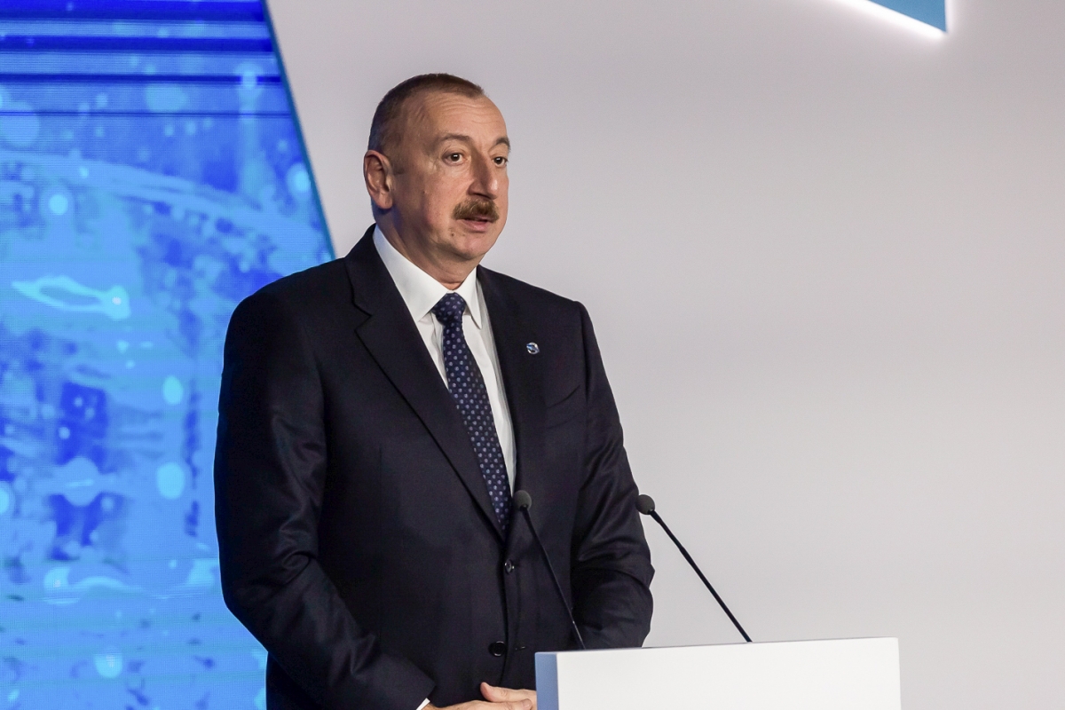 Ильхам Алиев поздравил азербайджанцев мира
