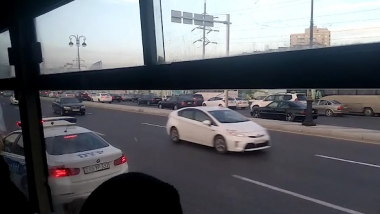 На проспекте Бабека в Баку произошло грубое нарушение ПДД со стороны водителей автобусов - ВИДЕО