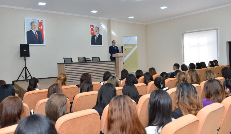 Джейхун Байрамов встретился с членами Ассоциации молодых учителей Азербайджана 