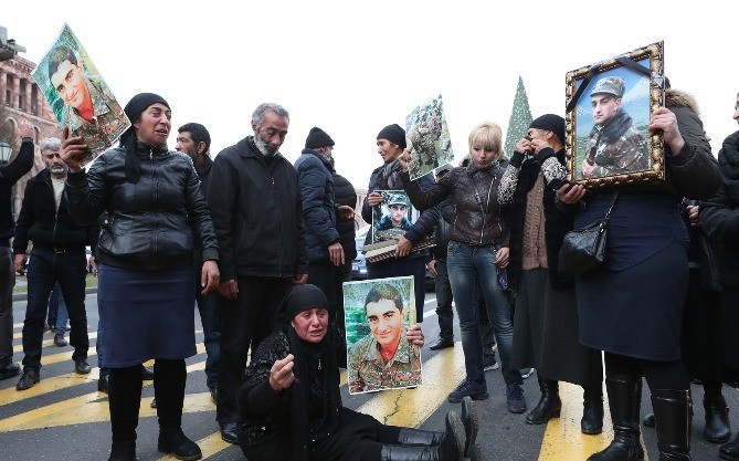 Родные погибшего армянского военнослужащего перекрыли дорогу в центре Еревана
