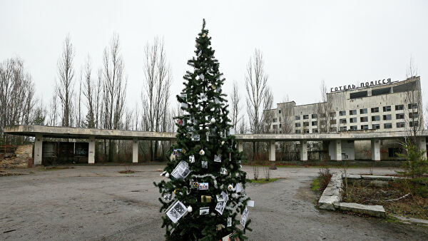 В Припяти впервые после чернобыльской аварии установили новогоднюю елку - ФОТО