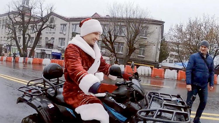 Кличко в костюме Деда Мороза открыл движение по мосту в Киеве - ВИДЕО