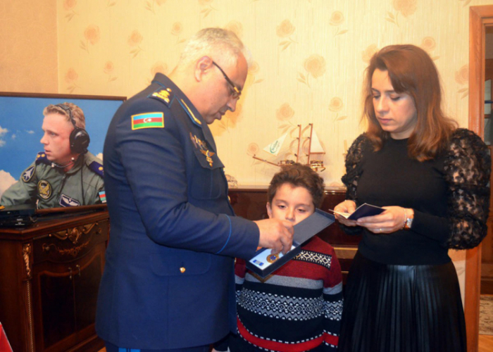 Семье военного пилота Рашада Атакишиева вручили медаль "За отвагу" - ФОТО