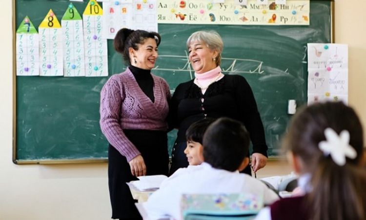 Среднемесячная заработная плата учителей бакинских школ составляет 682 маната
