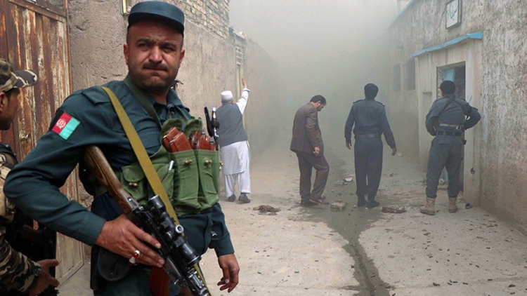 17 полицейских погибли при нападении талибов в Афганистане