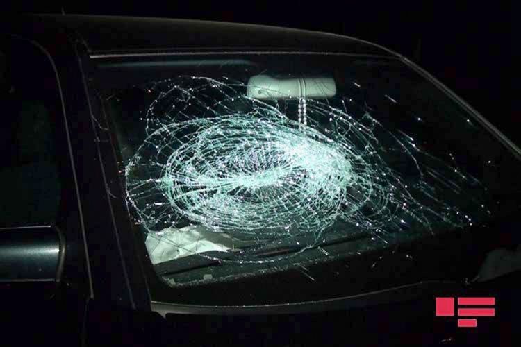 В Ширване автомобиль сбил мужчину и женщину