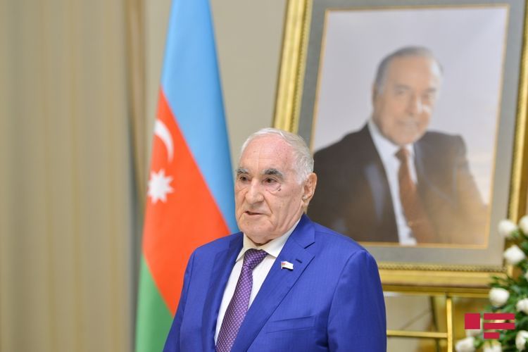 Председатель Совета Аксакалов Фаттах Гейдаров поздравил азербайджанский народ