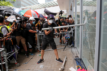 В Гонконге демонстранты штурмуют здание парламента