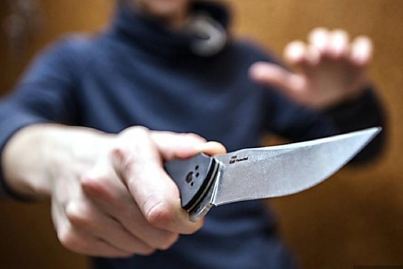 В Баку 15-летний подросток ранил ножом мужчину