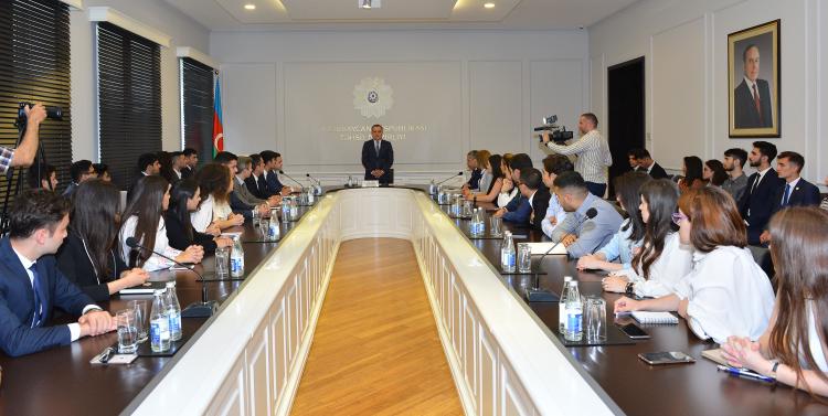 Министр образования Азербайджана встретился с молодыми лидерами - ФОТО