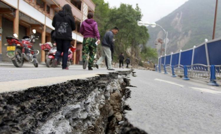 Из-за землетрясения в Китае пострадали 13 человек