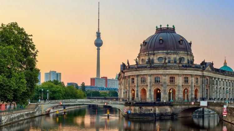 В Берлине полыхает крупнейший торговый центр - ВИДЕО