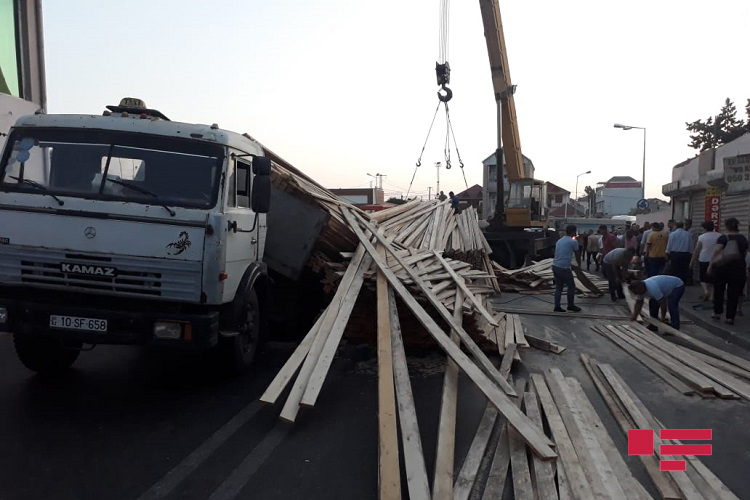 Опрокинувшийся грузовик парализовал движение в Баку - ФОТО