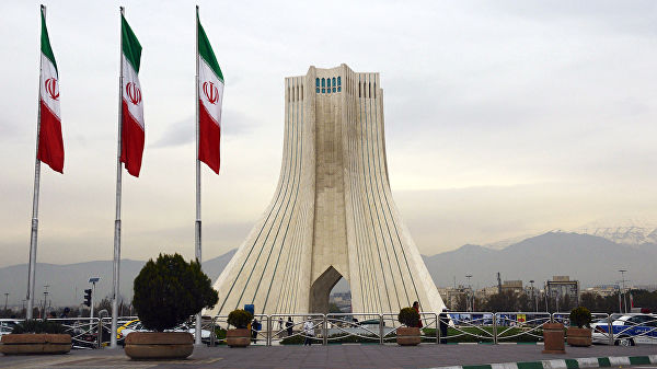 Цементовоз протаранил забор посольства России в Иране - ФОТО