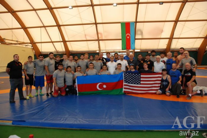 Азербайджанские борцы обыграли команду США с разгромным счетом
