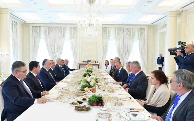 Состоялась встреча президента Ильхама Алиева и Дональда Туска в расширенном составе