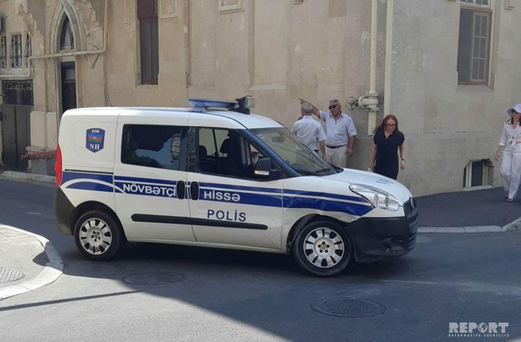 В Баку полицейский автомобиль совершил ДТП