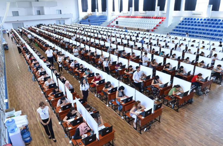 В Азербайджане сдают экзамен учителя русского языка и информатики