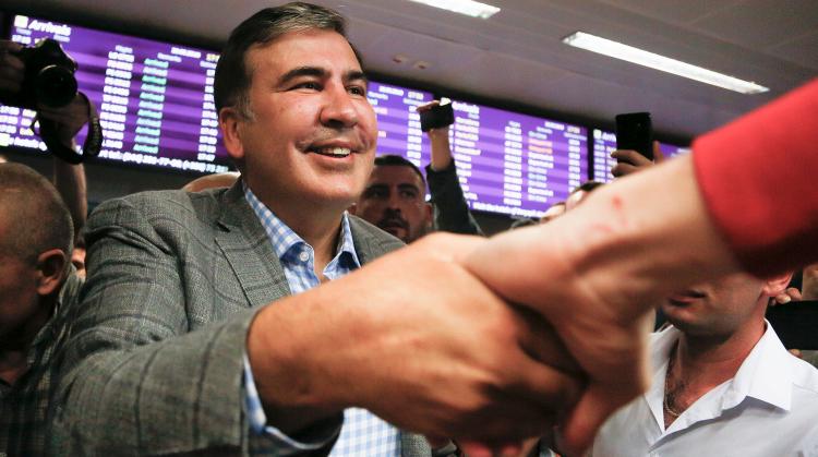 Саакашвили в ходе драки сломал руку пенсионерке 