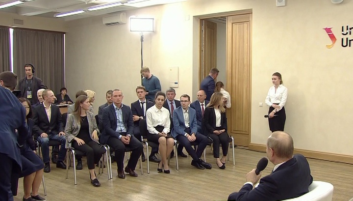 Студентка упала в обморок на встрече с Путиным - ВИДЕО